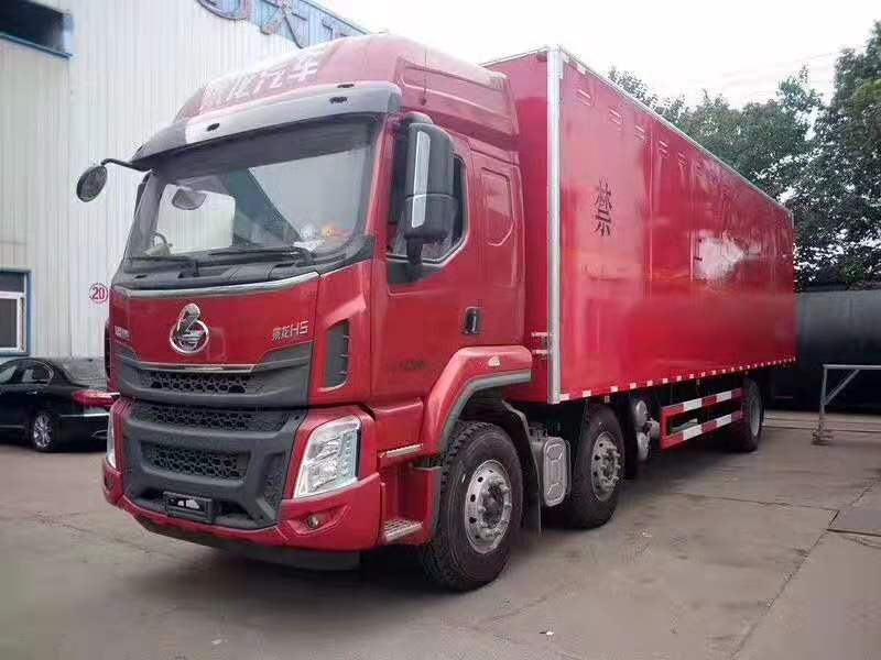 柳汽小三軸危險品運輸車現貨供應，備戰空氣懸掛新政策