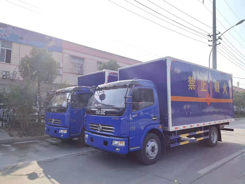 湖南康總訂購兩臺東風多利卡易燃氣體廂式運輸車發車