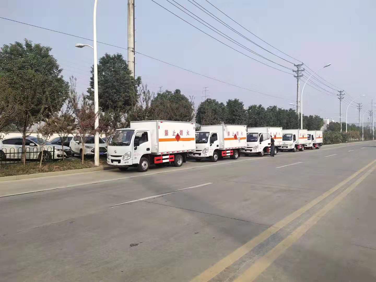 山西王總五臺國六躍進易燃液體廂式運輸車發車