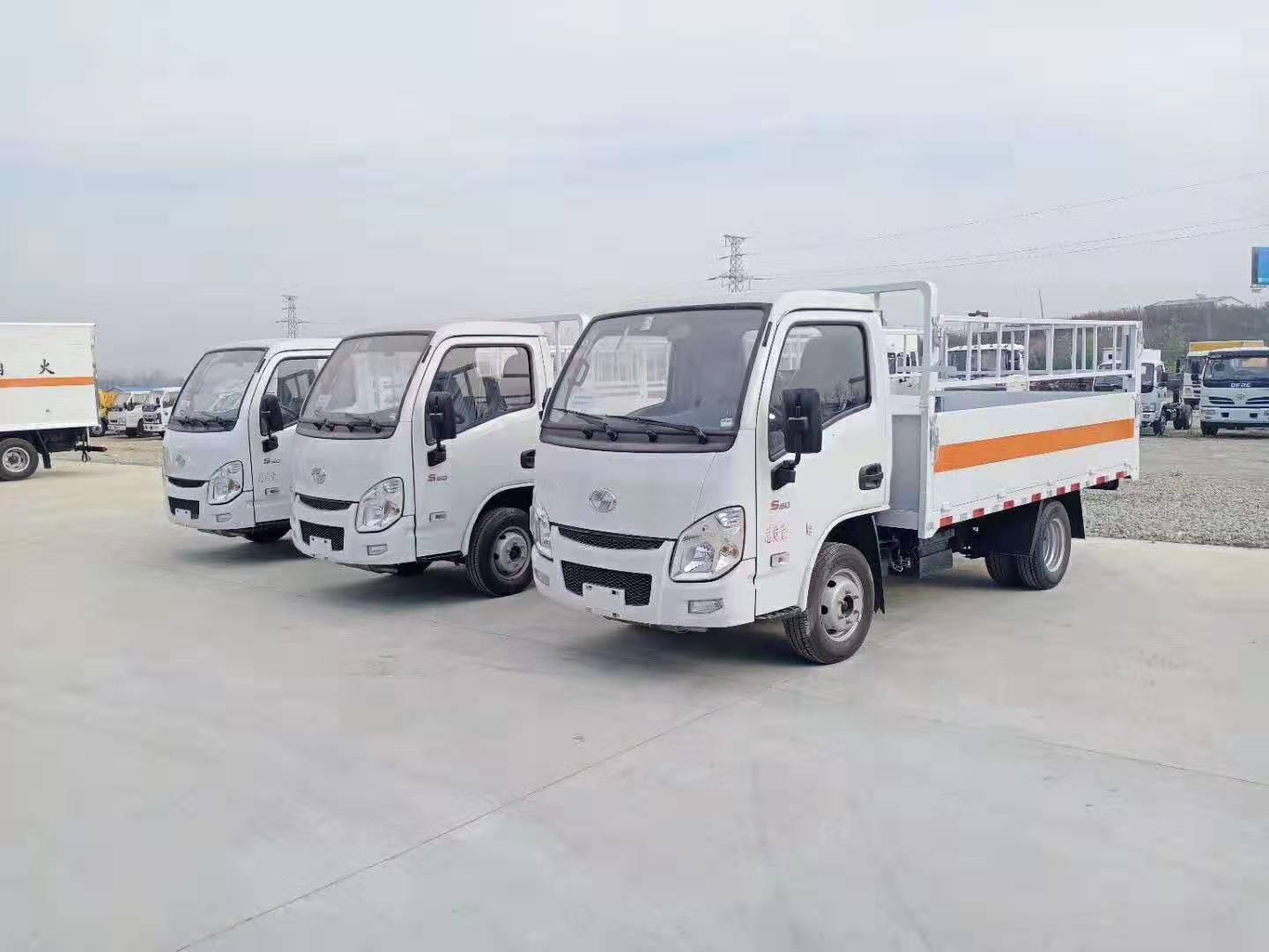 山東何總三臺躍進3.3米氣瓶運輸車發車