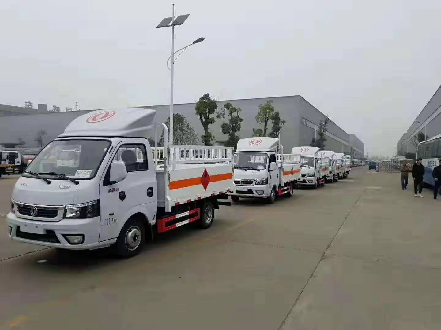 內蒙吳總訂購的6臺東風途逸氣瓶運輸車發車