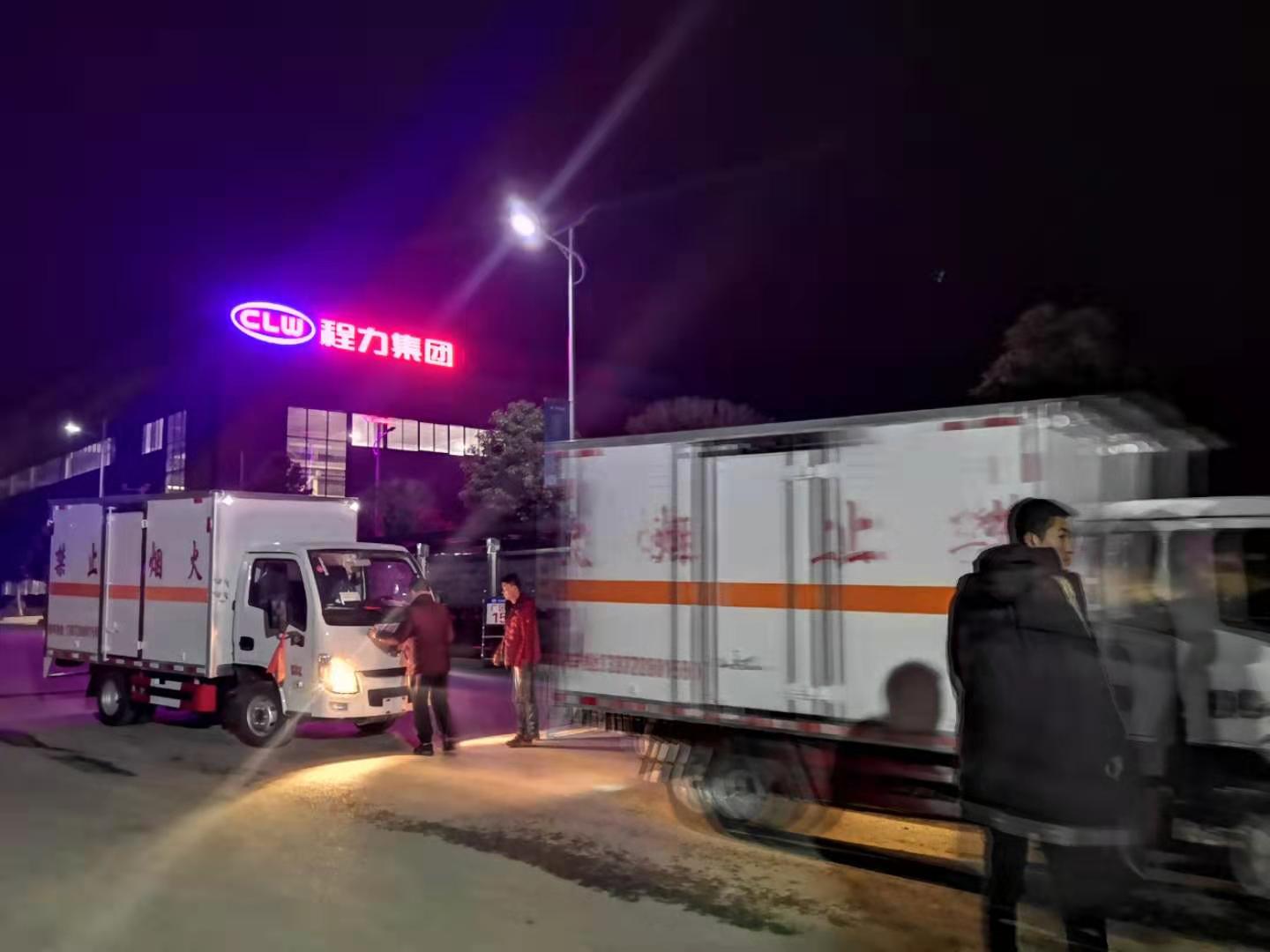 10臺(tái)躍進(jìn)易燃液體廂式運(yùn)輸車(chē)發(fā)車(chē)加班發(fā)車(chē)