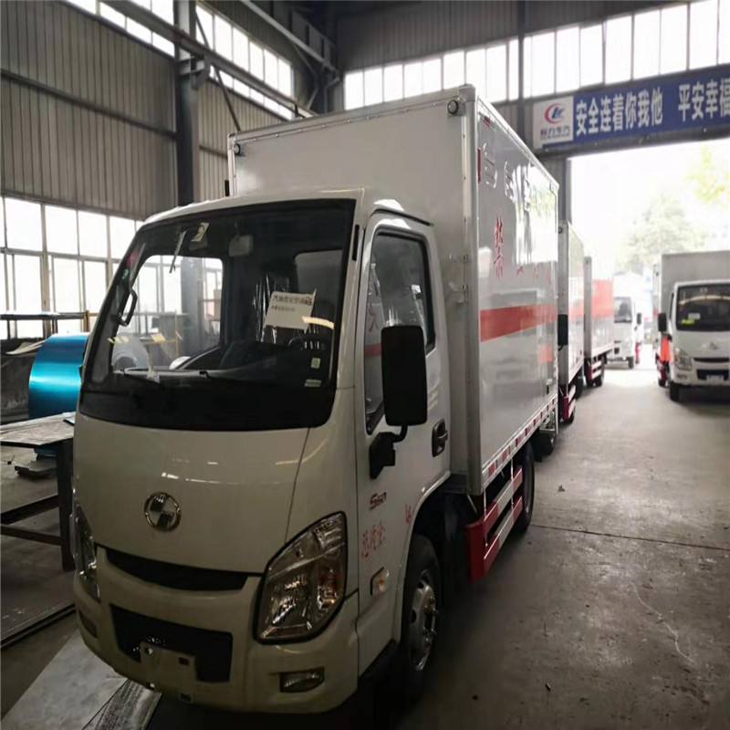 青海王總訂購(gòu)的十臺(tái)躍進(jìn)小福星易燃液體廂式運(yùn)輸車(chē)發(fā)車(chē)