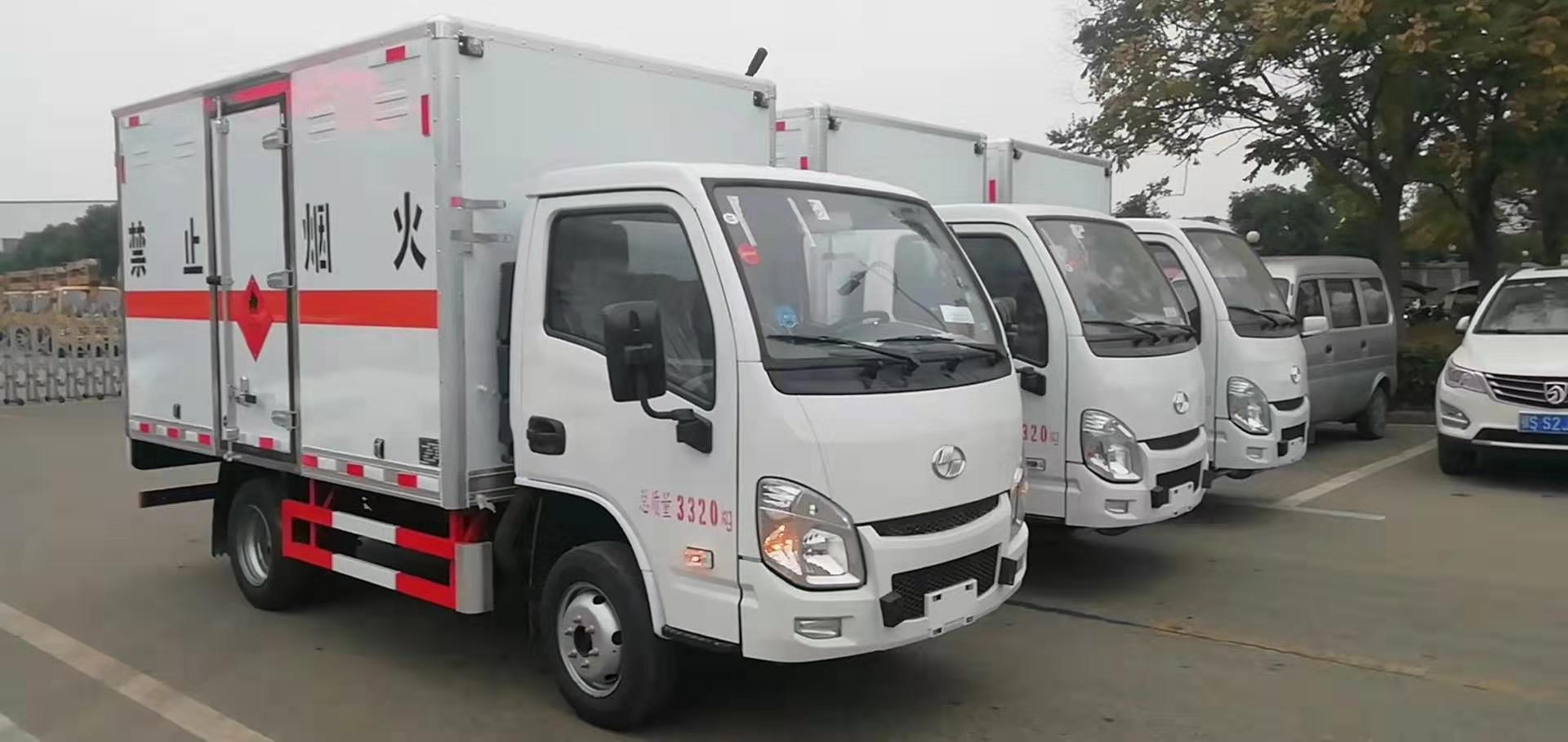 天津張總訂購(gòu)三臺(tái)躍進(jìn)易燃?xì)怏w廂式運(yùn)輸車(chē)發(fā)車(chē)