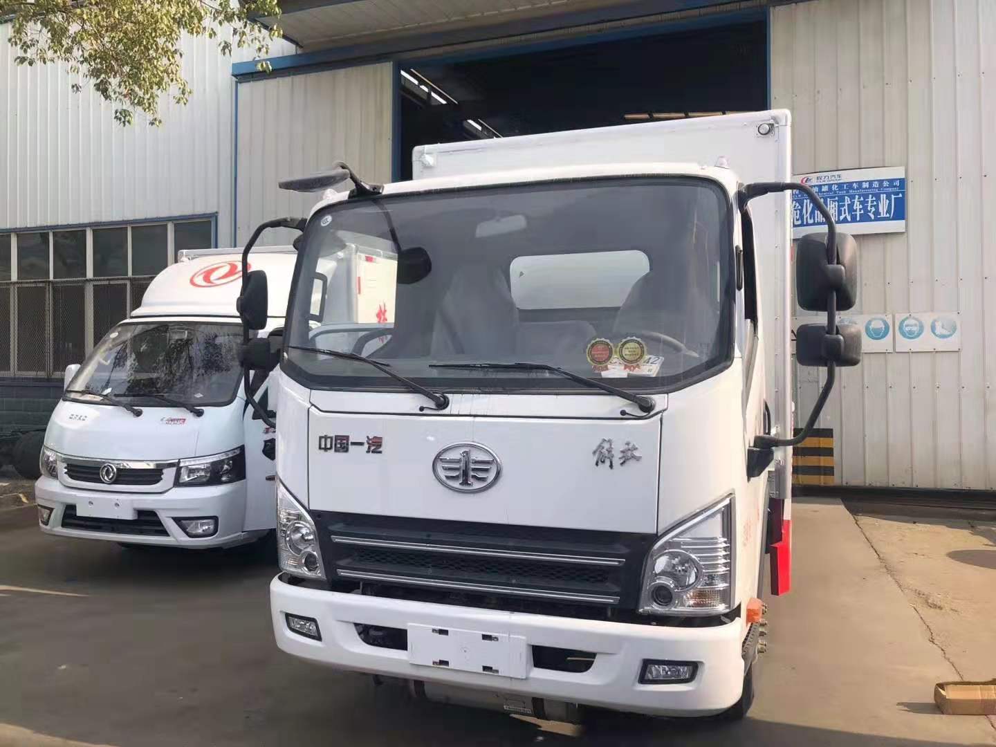 貴州楊總訂購的兩臺易燃液體廂式危險品車發車