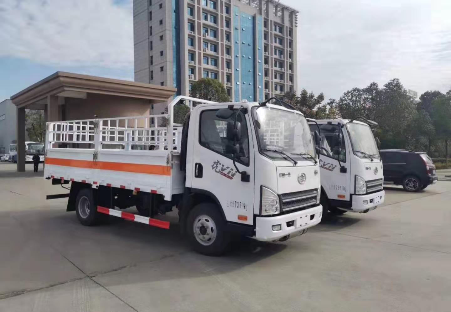 河北李總訂購(gòu)的兩臺(tái)解放虎VN氣瓶運(yùn)輸車(chē)發(fā)車(chē)