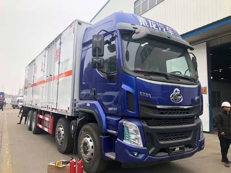 河北劉總訂購的柳汽乘龍前四后八9.4米氣囊懸架危險品車發車