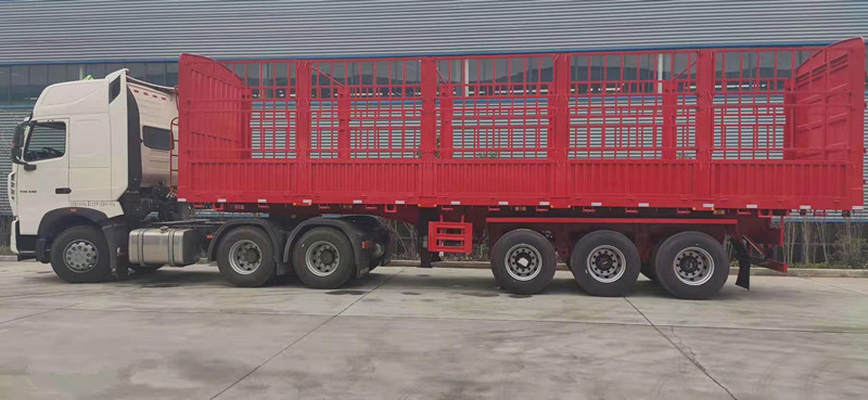 重慶楊總危險品半掛骨架帶高欄車發車