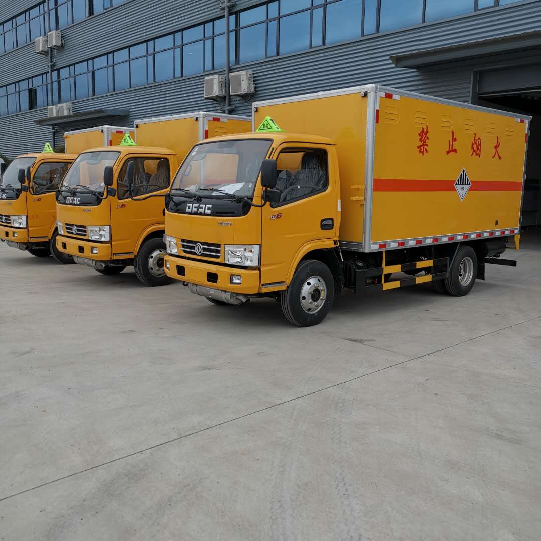 河北金總三臺東風多利卡危險品車發車