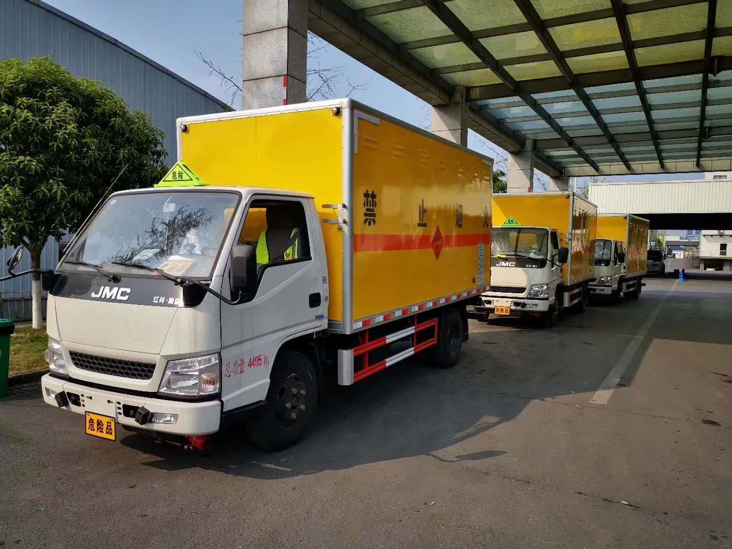 四川曲總三臺江鈴危險品車順利上戶