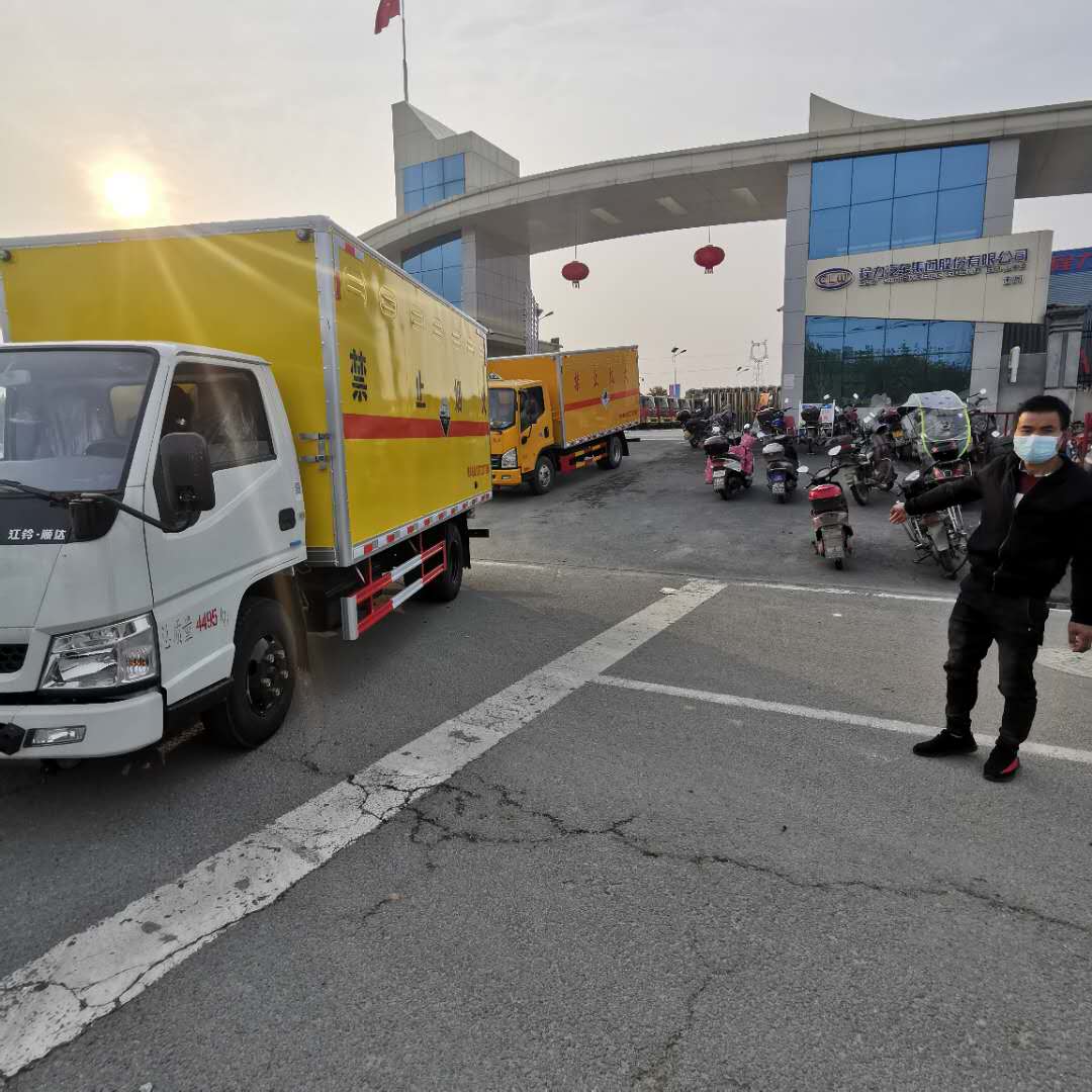 河北王總訂購兩臺危險品車（一臺江鈴危險品車和一臺解放危險品車）發車