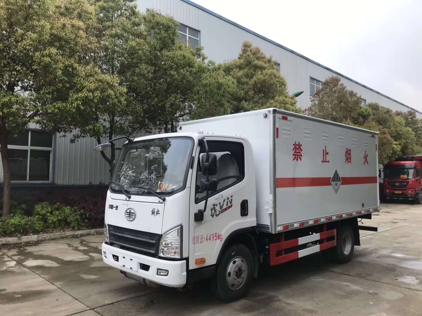 湖南何總訂購的解放4.2米雜項危險品車發車