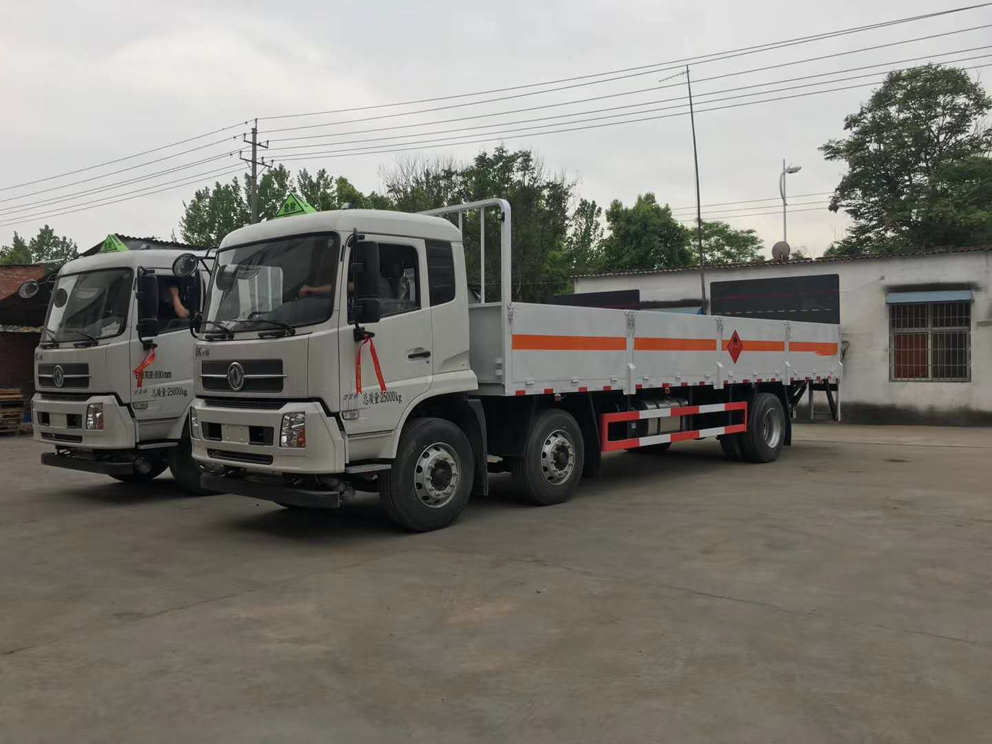 山東肖總訂購的兩臺東風天錦小三軸低欄板氣瓶運輸車發車