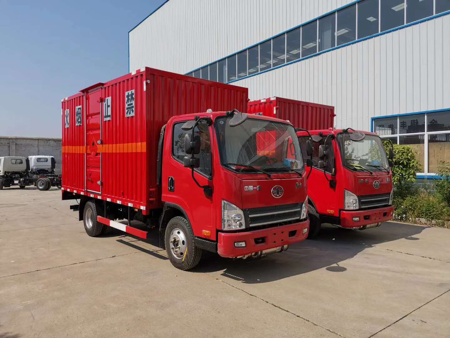 河北孫總訂購的兩臺紅色解放瓦楞板藍牌易燃氣體廂式車發車