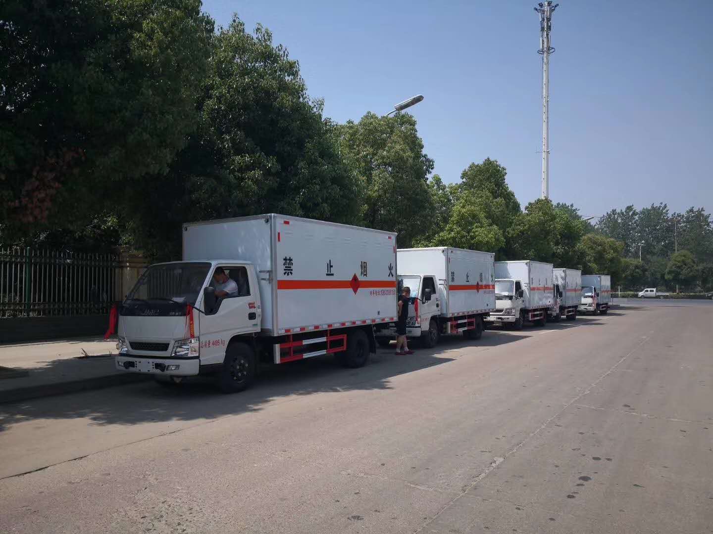 青島王總訂購的五臺江鈴易燃液體廂式車發車