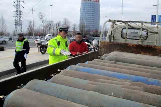 報廢小貨車拉一車工業氧氣瓶 交警截獲移動危險品