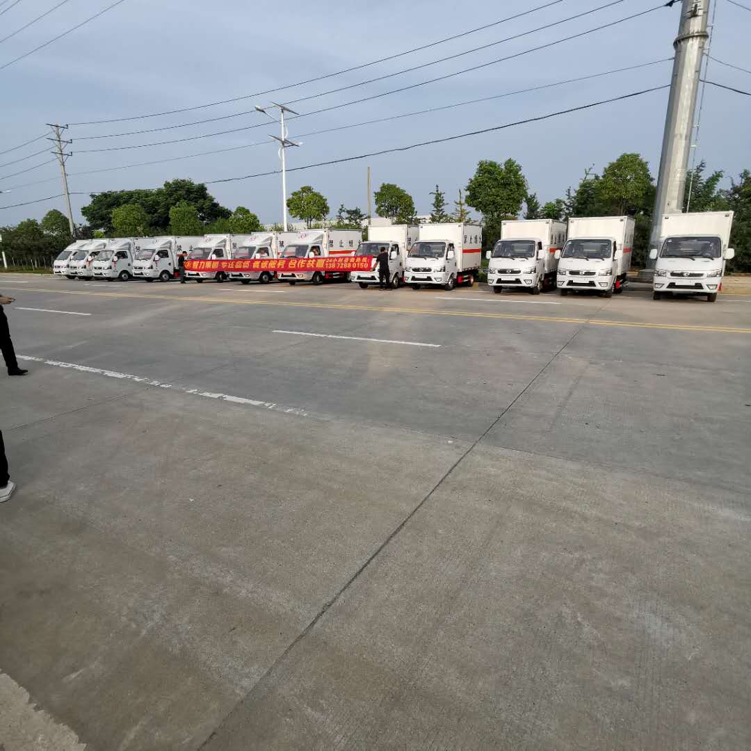 重慶杜總訂購的東風途逸12臺危險品車發車