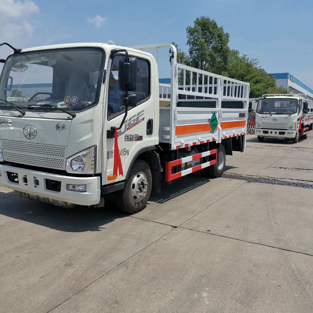 河南丁總兩臺解放國六氣瓶運輸車發車