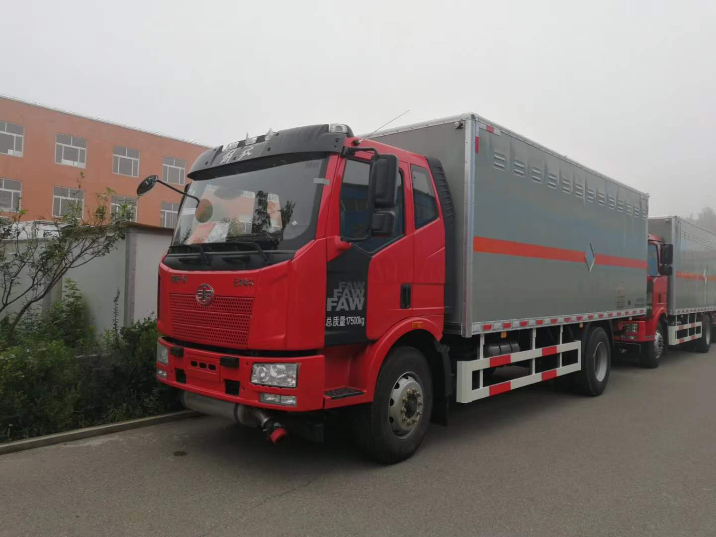 遼寧杜總訂購五臺解放J6危險品車發車