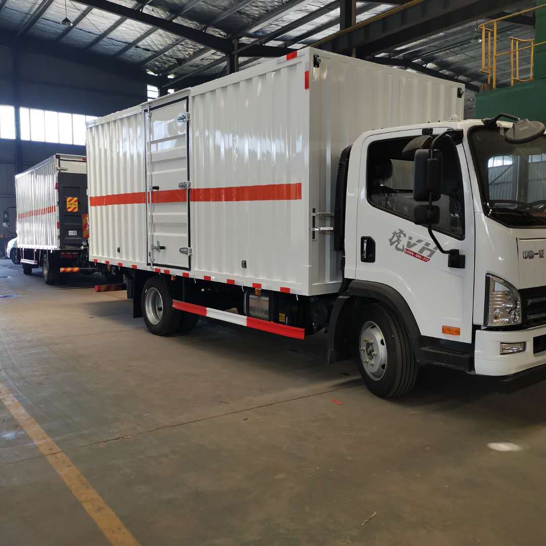 云南林總訂購兩臺帶液壓尾板解放瓦楞板危險品車