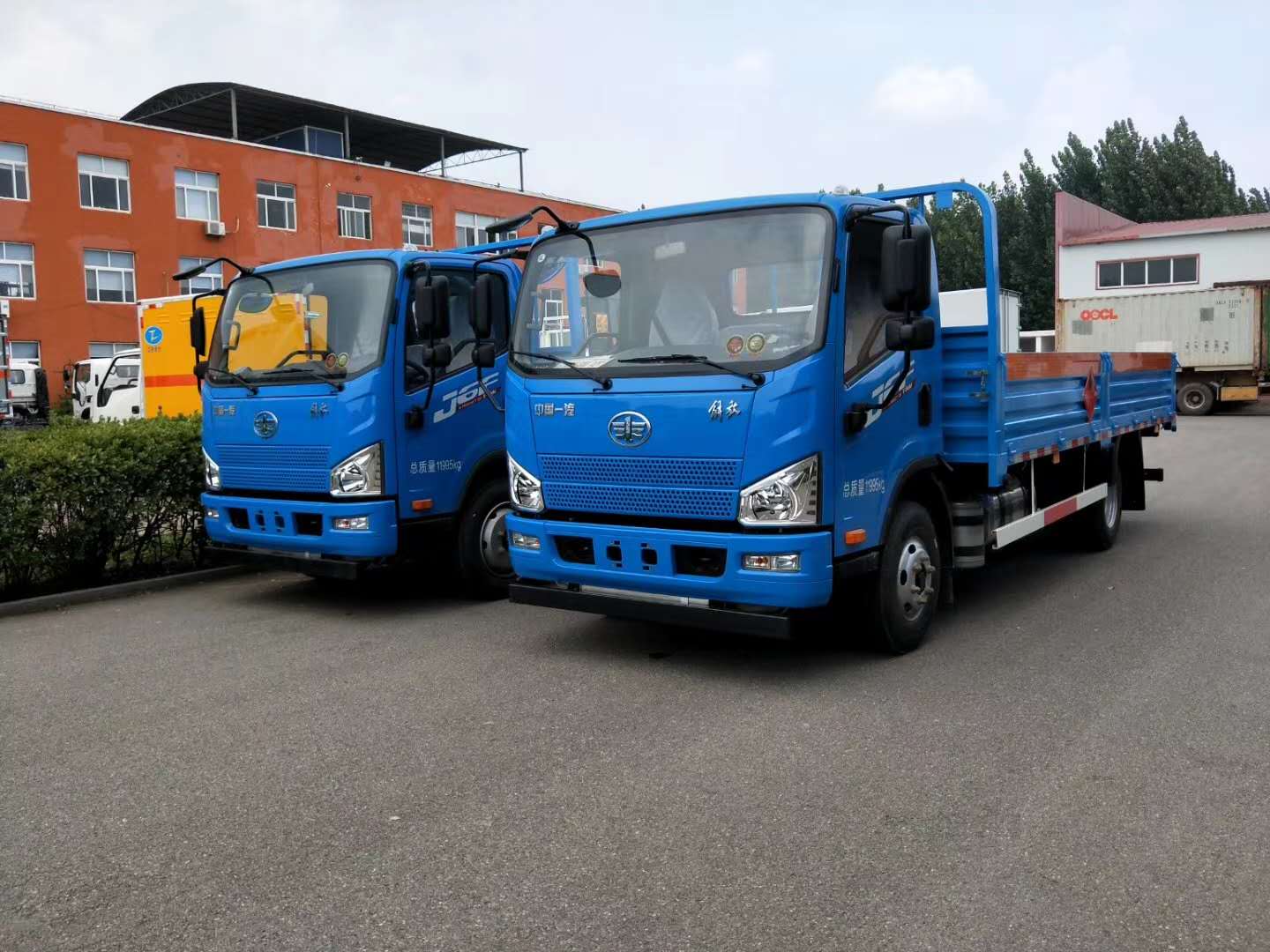 重慶師總自提兩臺解放J6F黃牌氣瓶運輸車