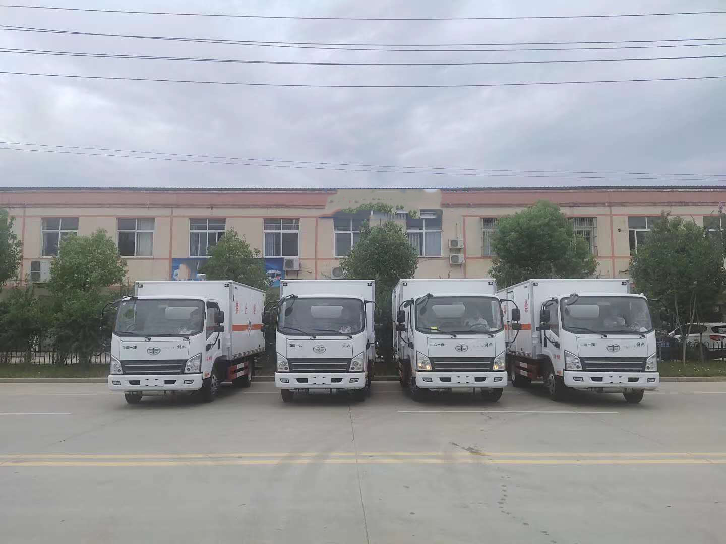 河北李總自提四臺解放雜項危險品車