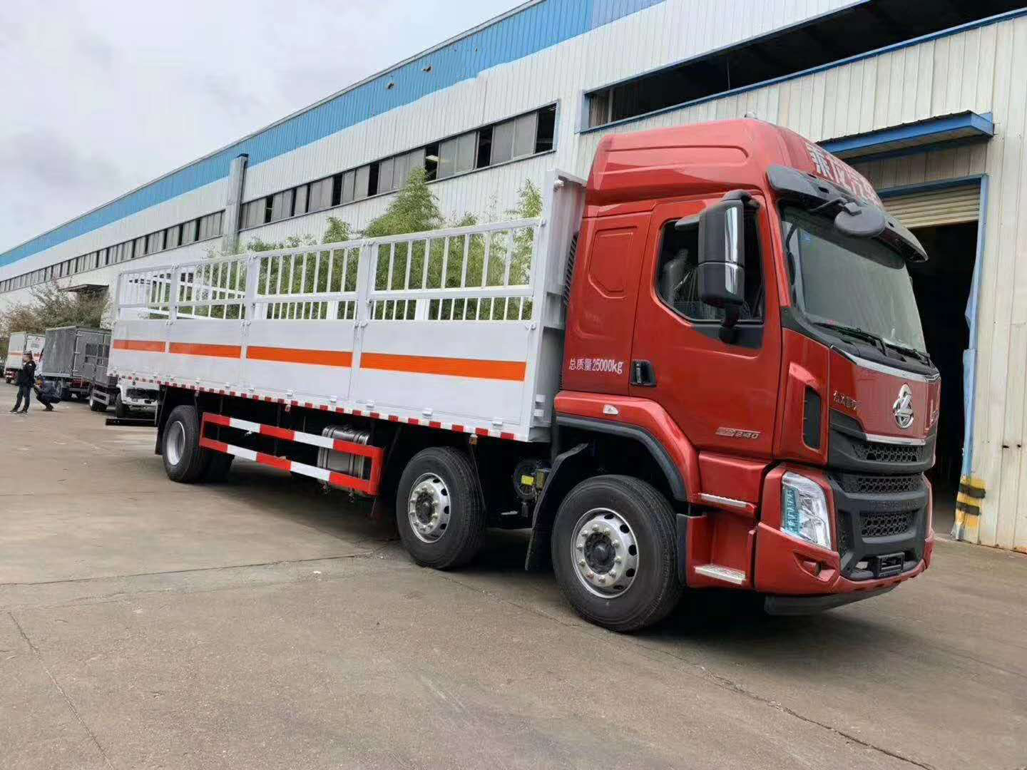 柳汽乘龍小三軸9.6米新規氣瓶運輸車