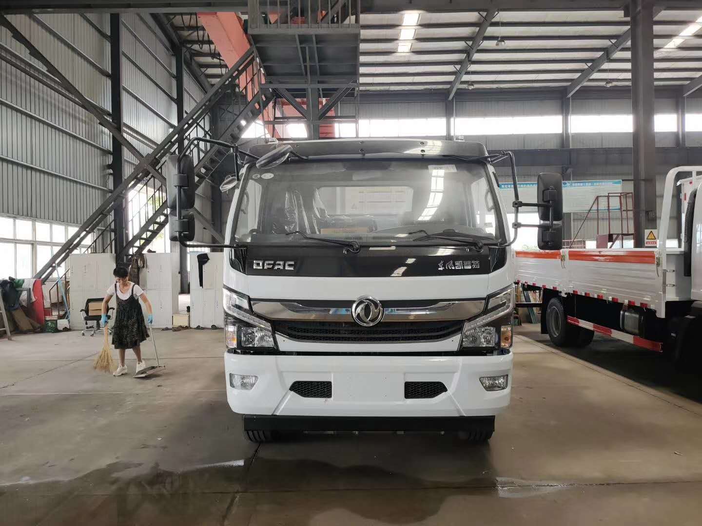 額載7噸東風大多利卡國六氣瓶運輸車