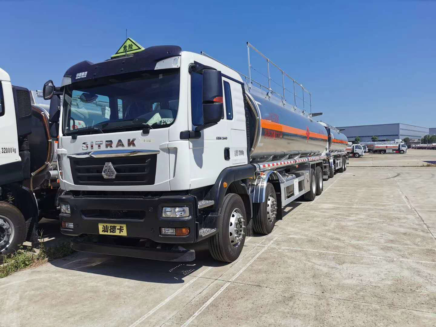 云南李總兩臺汕德卡鋁合金油罐車發車