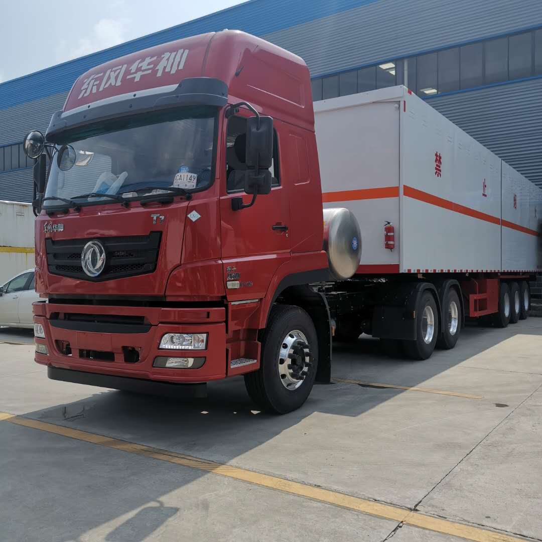 貴州劉總兩臺9類雜項半掛危險品車發車