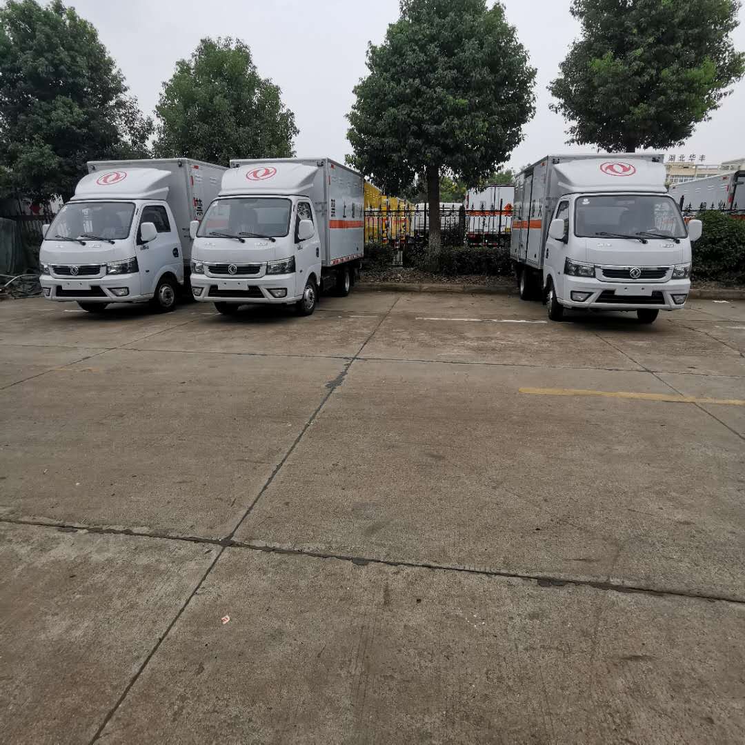 甘肅李總三臺東風途逸甲醇廂式運輸車發車