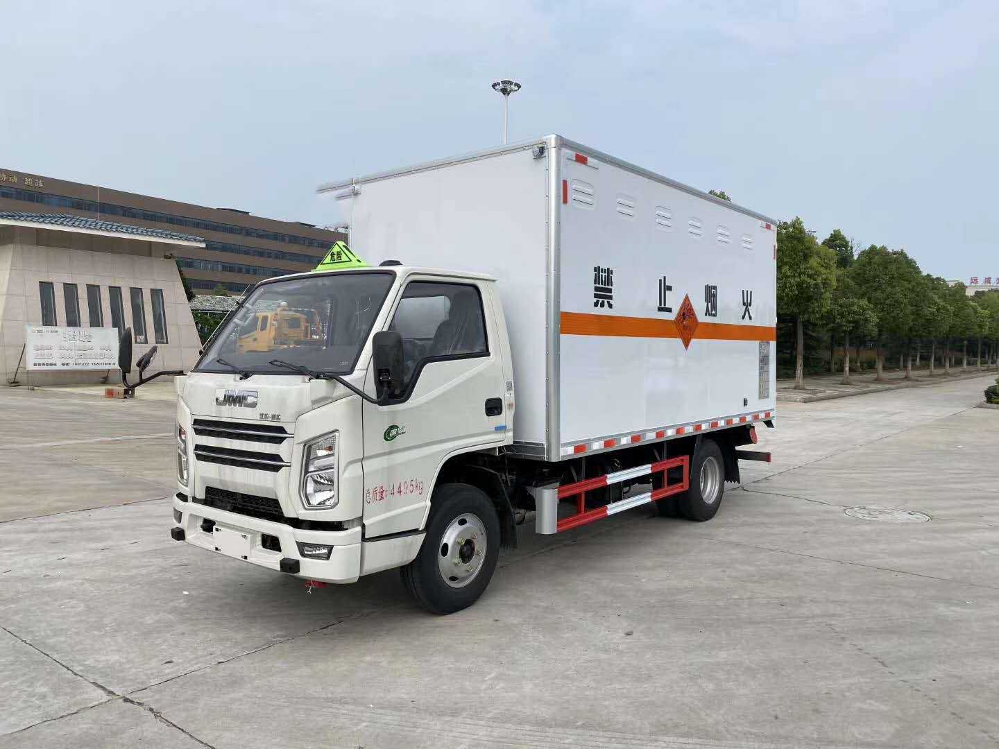 江鈴窄體國六藍(lán)牌爆破器材運(yùn)輸車詳細(xì)配置介紹