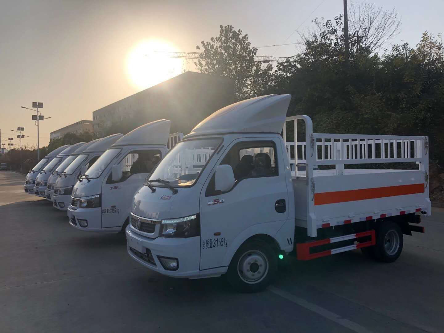 甘肅定西采購6臺(tái)東風(fēng)途逸氣瓶運(yùn)輸車發(fā)車