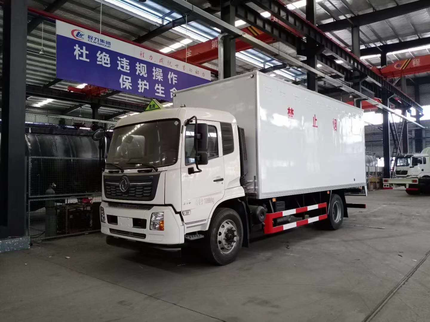 東風天錦6米2易燃氣體廂式運輸車現(xiàn)車