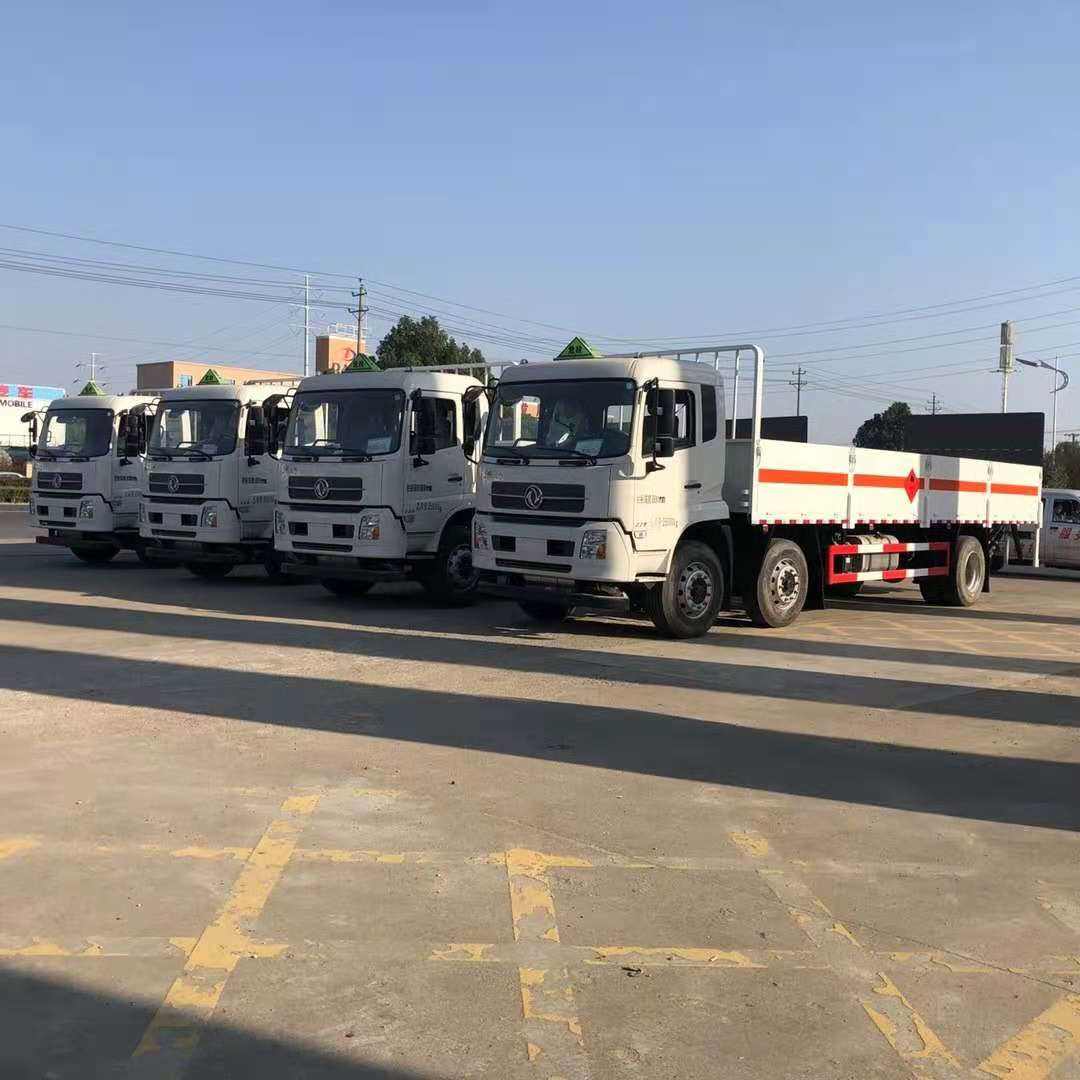 河北李總自提四臺(tái)東風(fēng)天錦氣瓶運(yùn)輸車