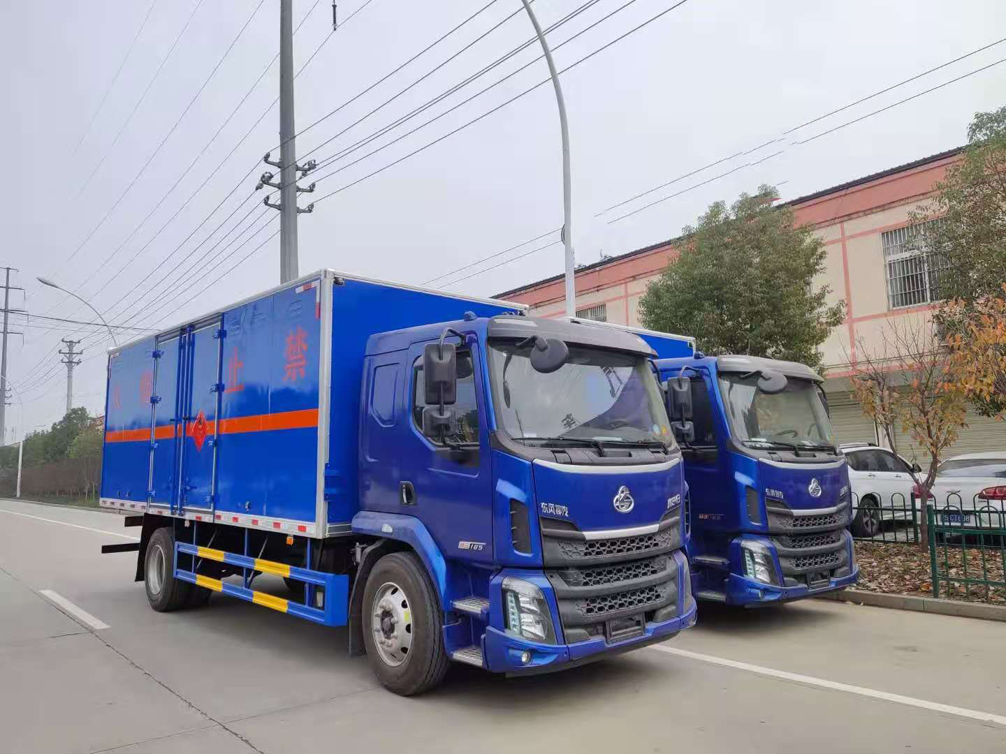 天津李總采購2臺柳汽國五藍色危險品車發車