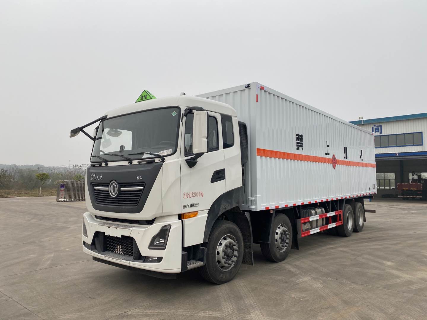 東風(fēng)天龍前四后八易燃?xì)怏w廂式運(yùn)輸車