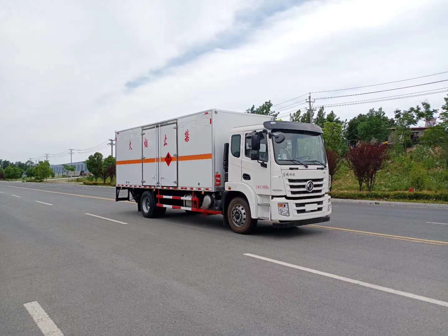 東風(fēng)錦程國六6米8危險(xiǎn)品車