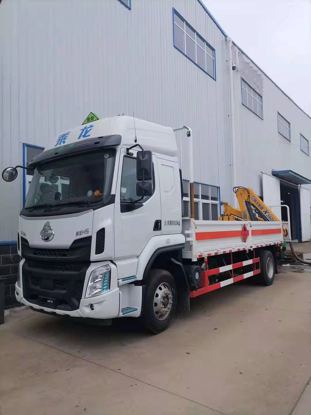 柳汽國六帶吊氣瓶運(yùn)輸車