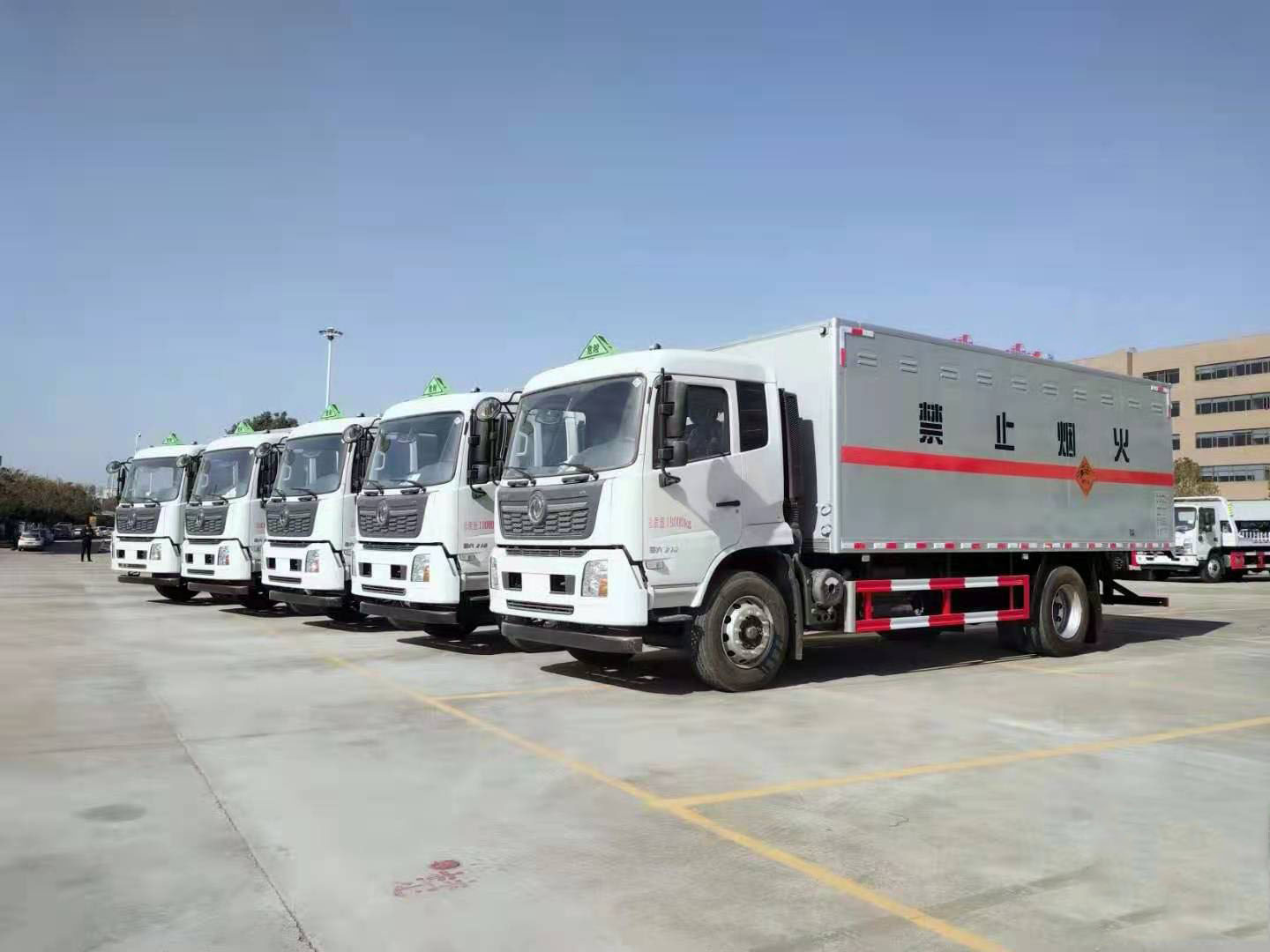 貴州陳總自提5臺東風天錦危險品車