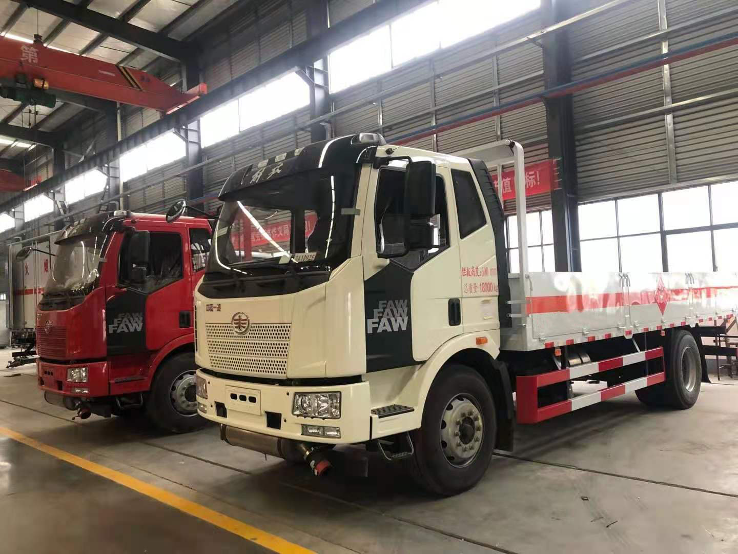 山東李總自提兩臺解放J6氣瓶運輸車