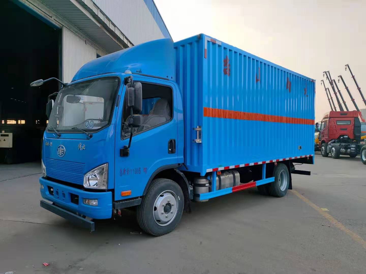 解放J6F藍色黃牌易燃氣體廂式運輸車