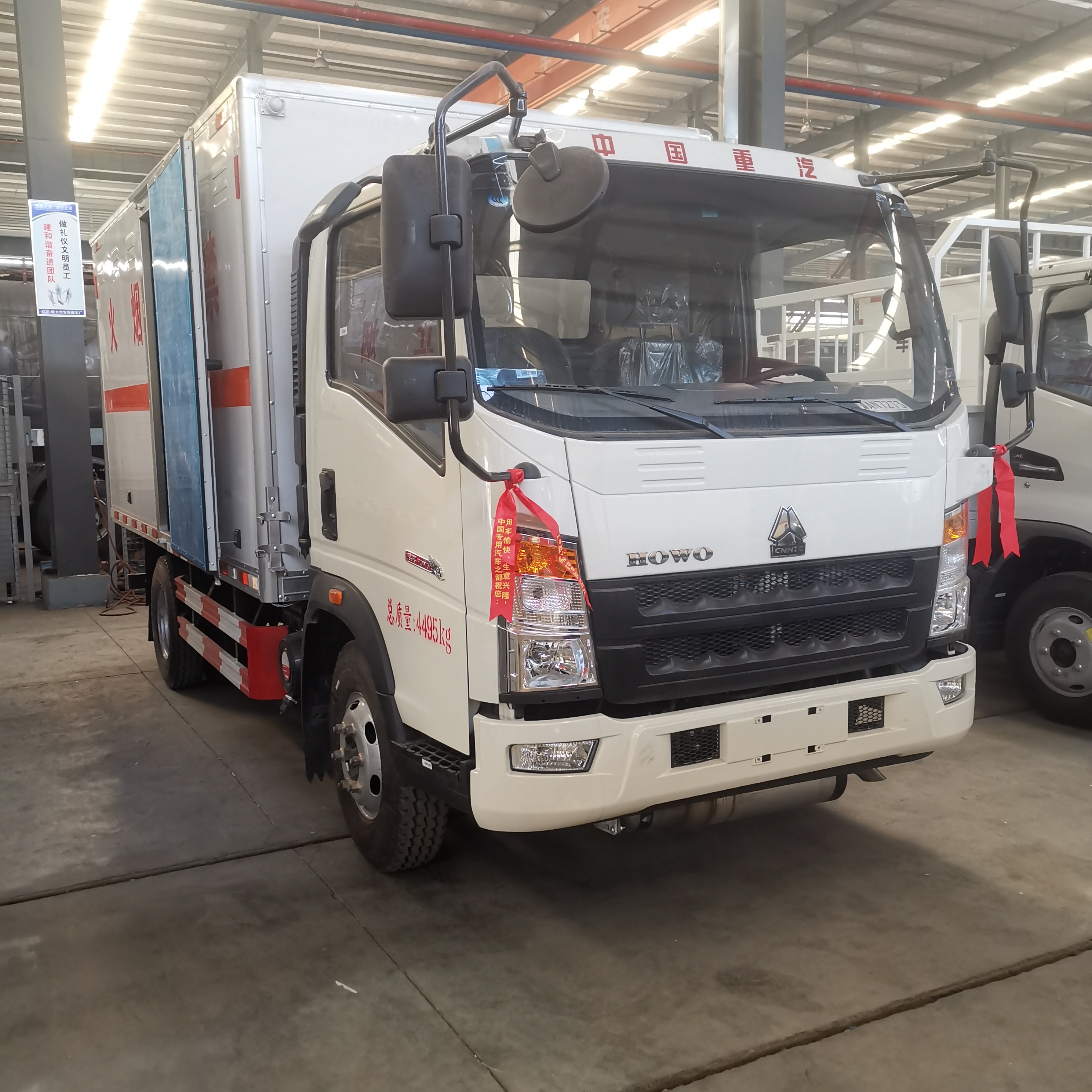 重汽豪沃易燃氣體廂式運輸車發(fā)車