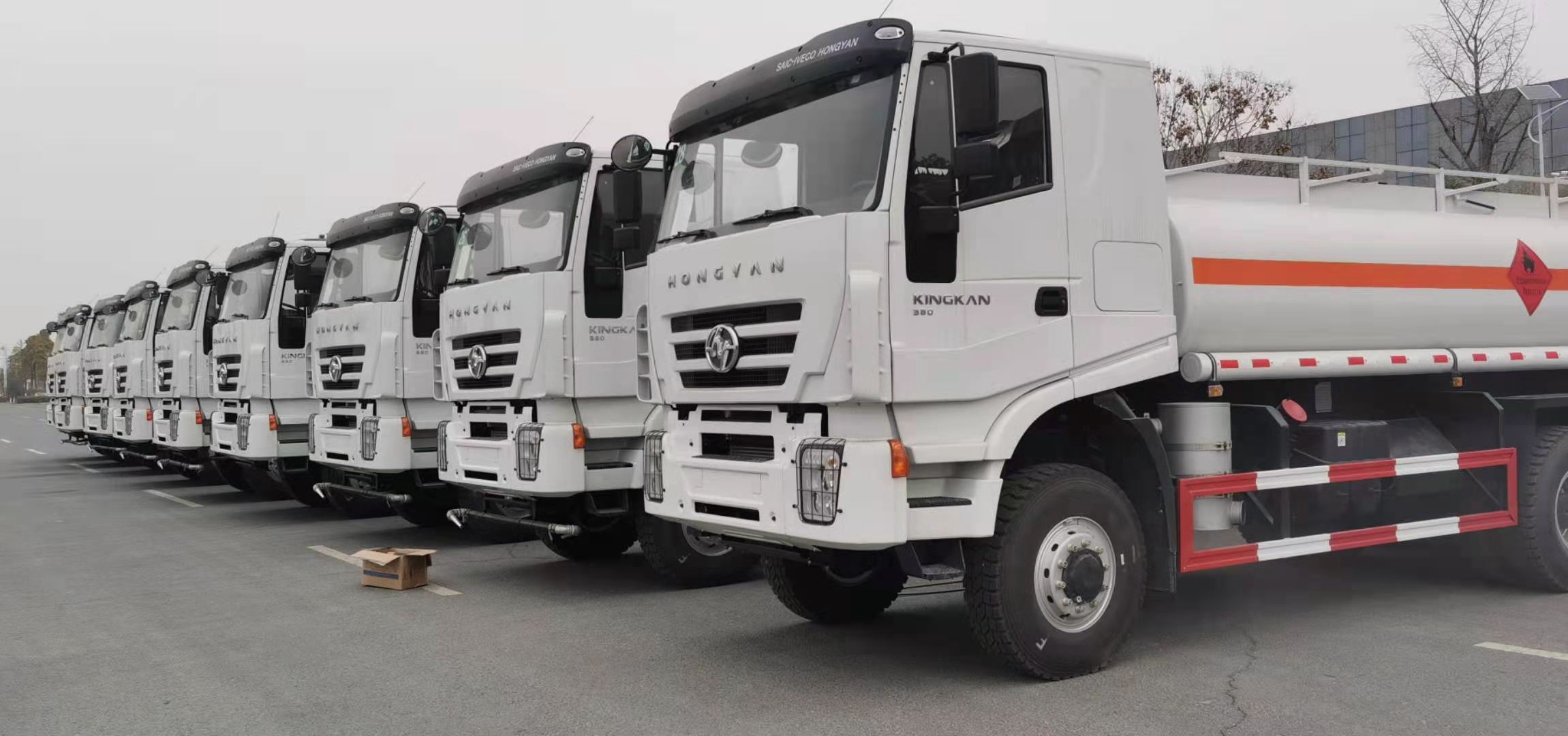 重慶李總自提八臺上汽紅巖油罐車