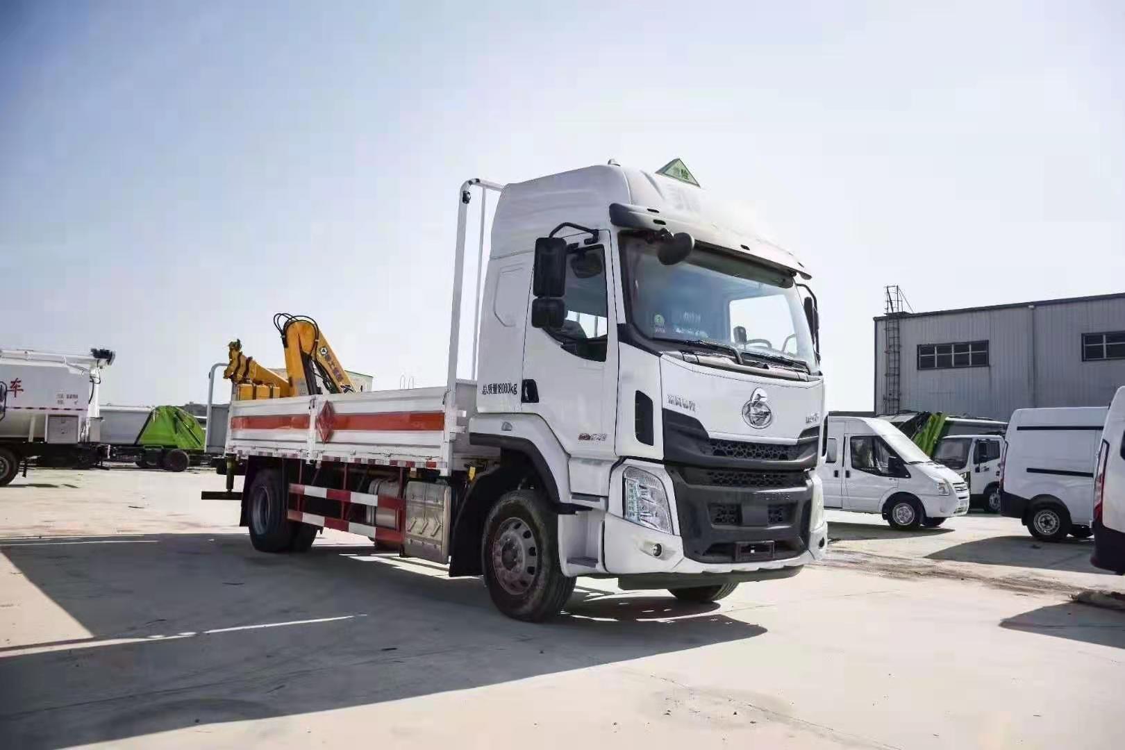 東風柳汽單橋國六帶4噸3節(jié)折臂吊氣瓶車