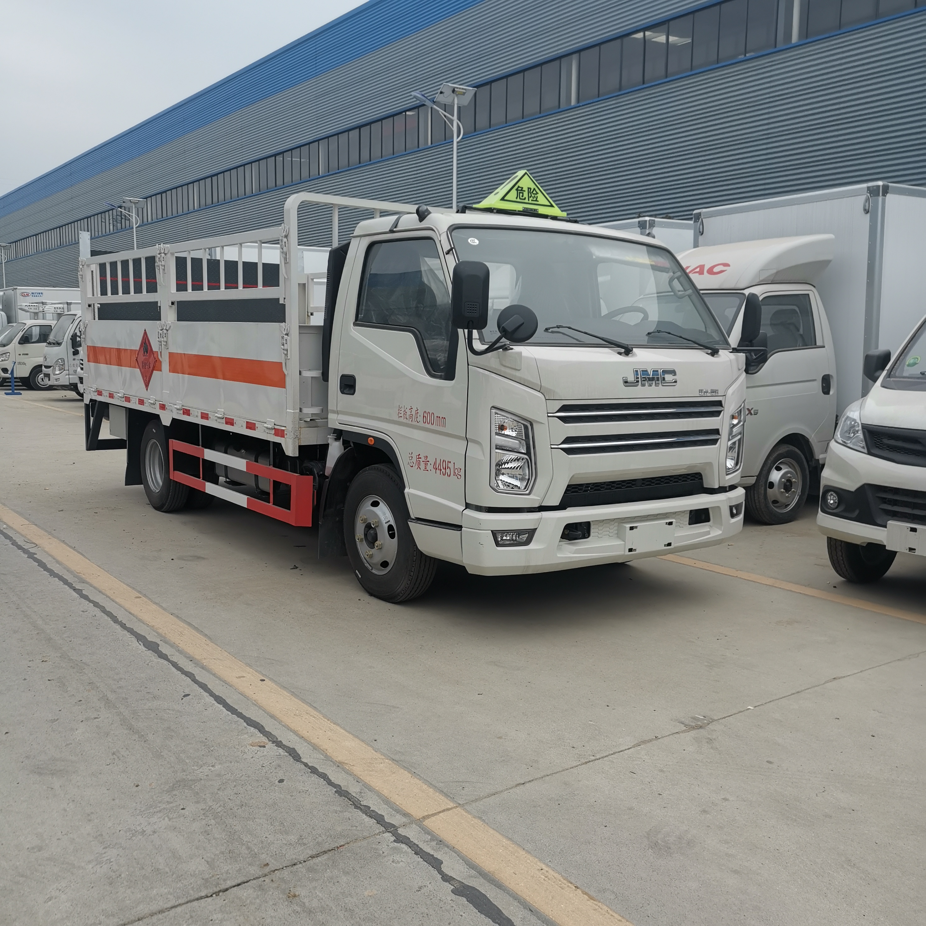 江鈴國六寬體帶液壓尾板氣瓶車