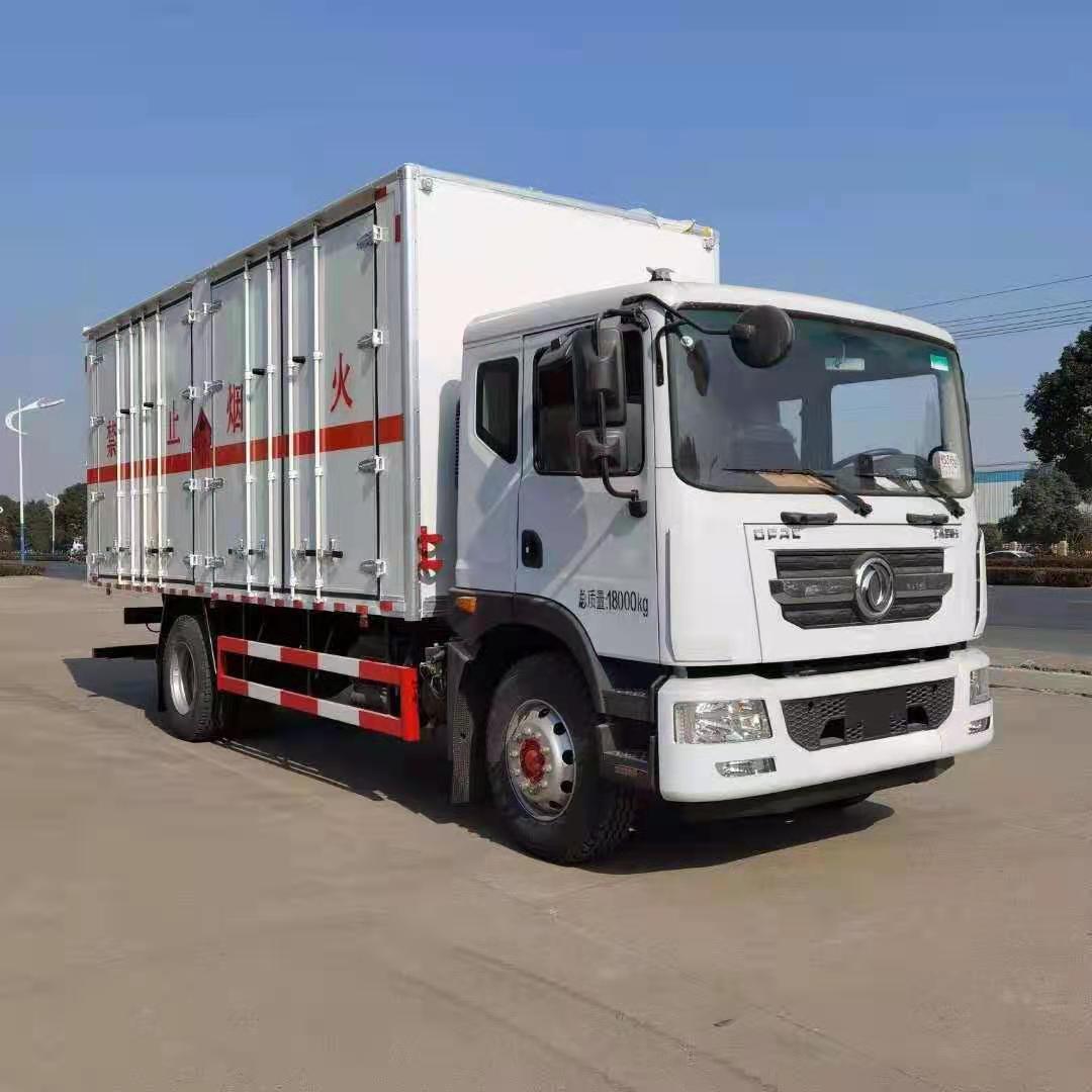 東風D9帶雙開側(cè)門危險品車