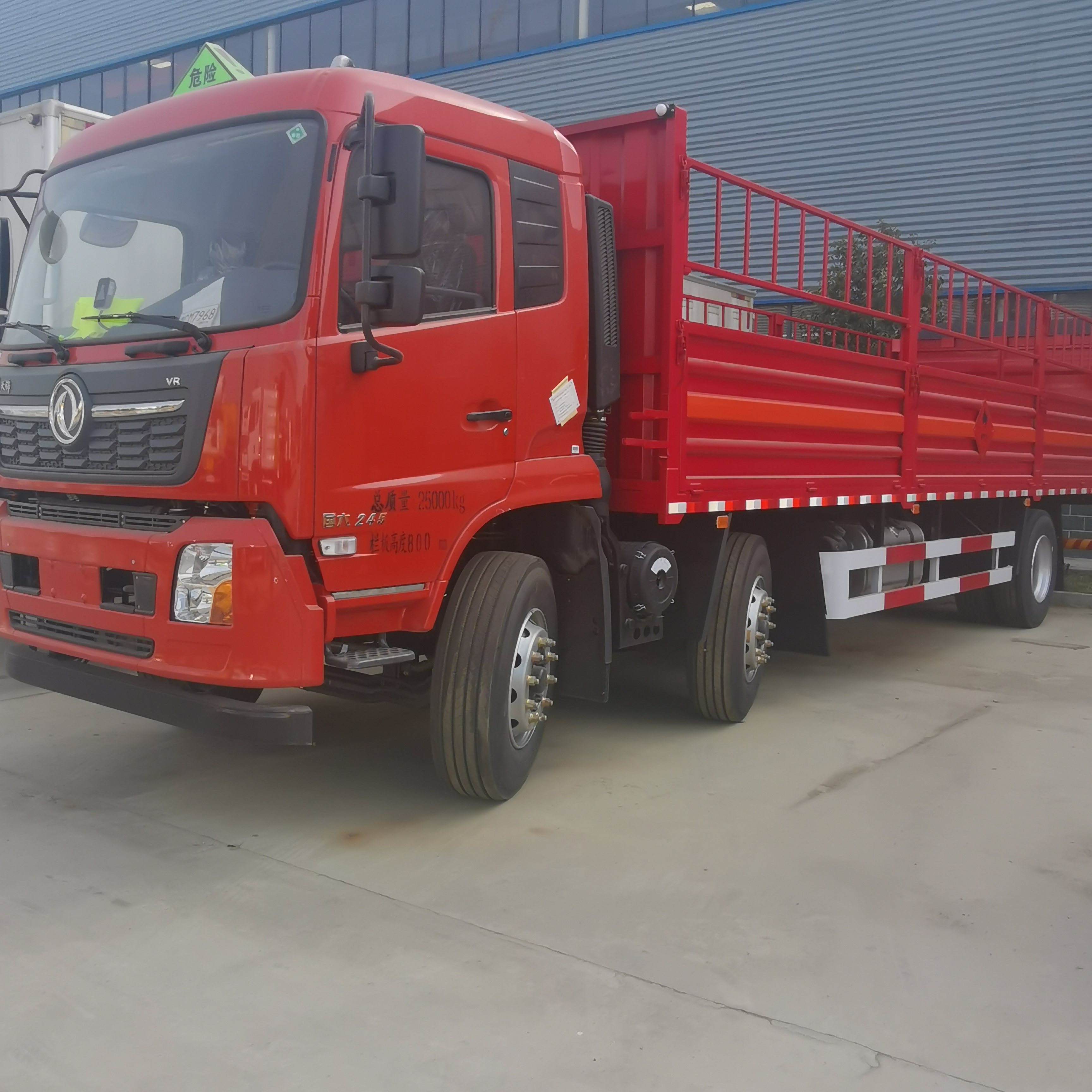 東風(fēng)天錦三軸國六帶液壓尾板氣瓶車