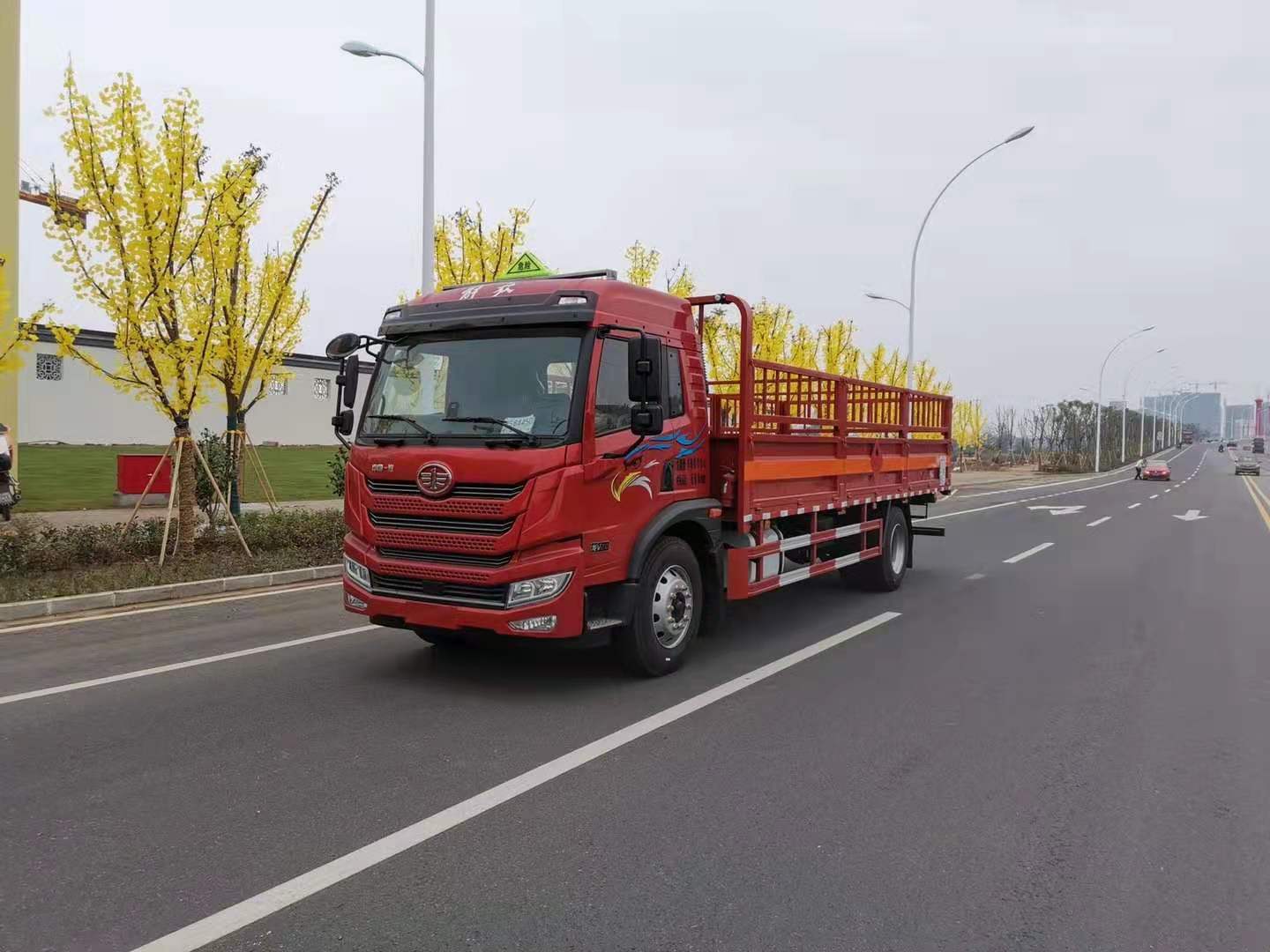 解放龍V國六6米8氣瓶運輸車