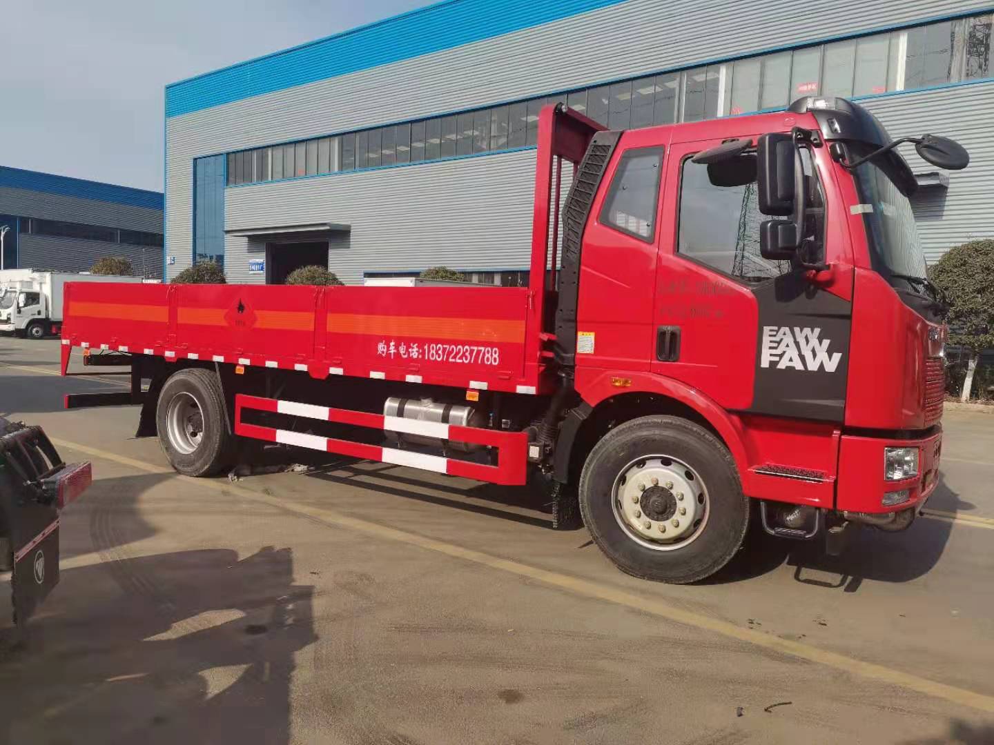 解放J6整車紅色氣瓶運(yùn)輸車發(fā)車